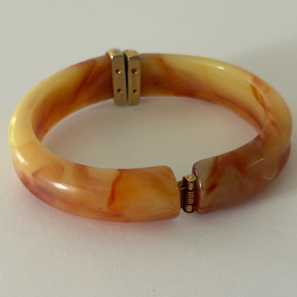 Avon (1981) Vintage Peach/Amber Marbled Bangle Hinged Cuff Bracelet - Picture 4 of 13